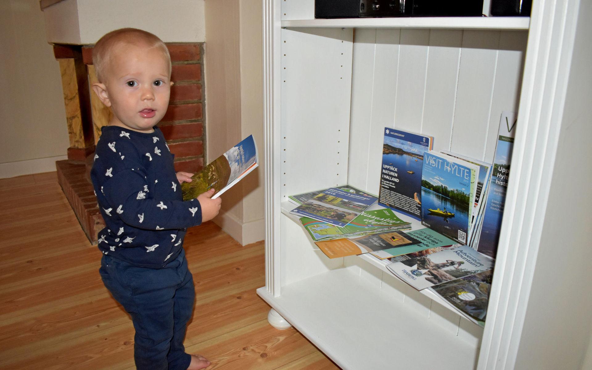 Sonen Mio är extra nyfiken på alla turistbroschyrer om Hylte och övriga Halland.