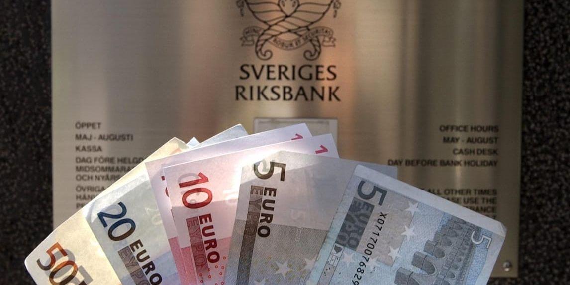 Riksbankens inflationsmål fortsätter att få den svenska kronan att sjunka mot euron. Arkivbild.