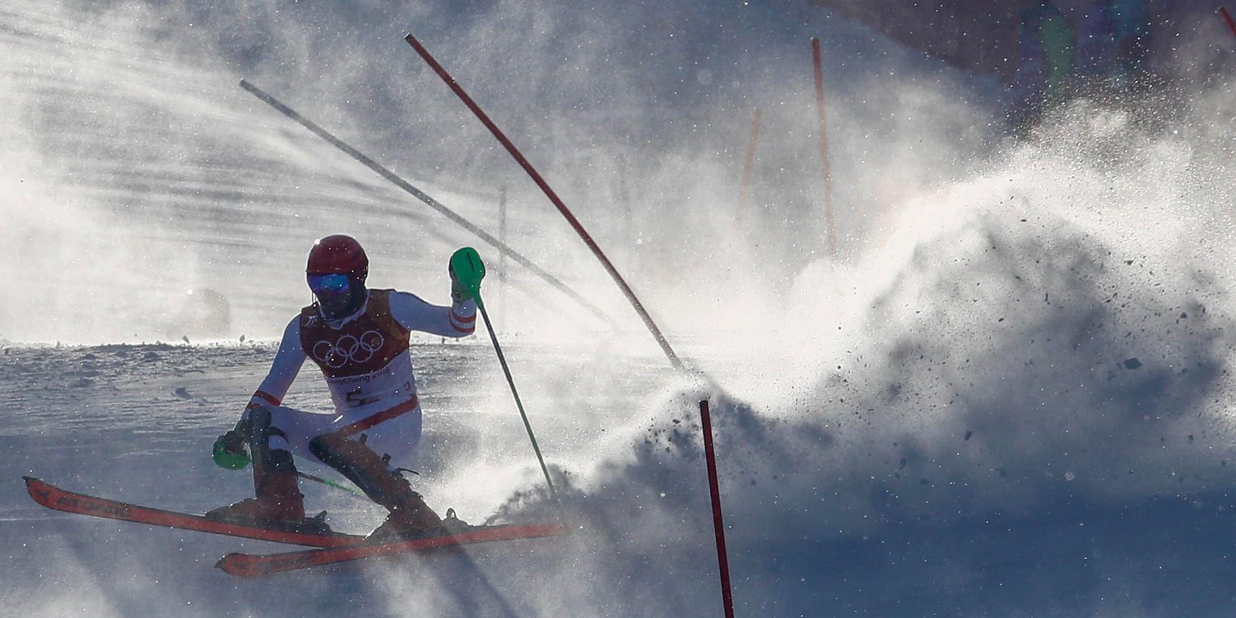 Marcel Hirscher hade stora problem och körde ur i det första slalomåket i Pyeongchang.