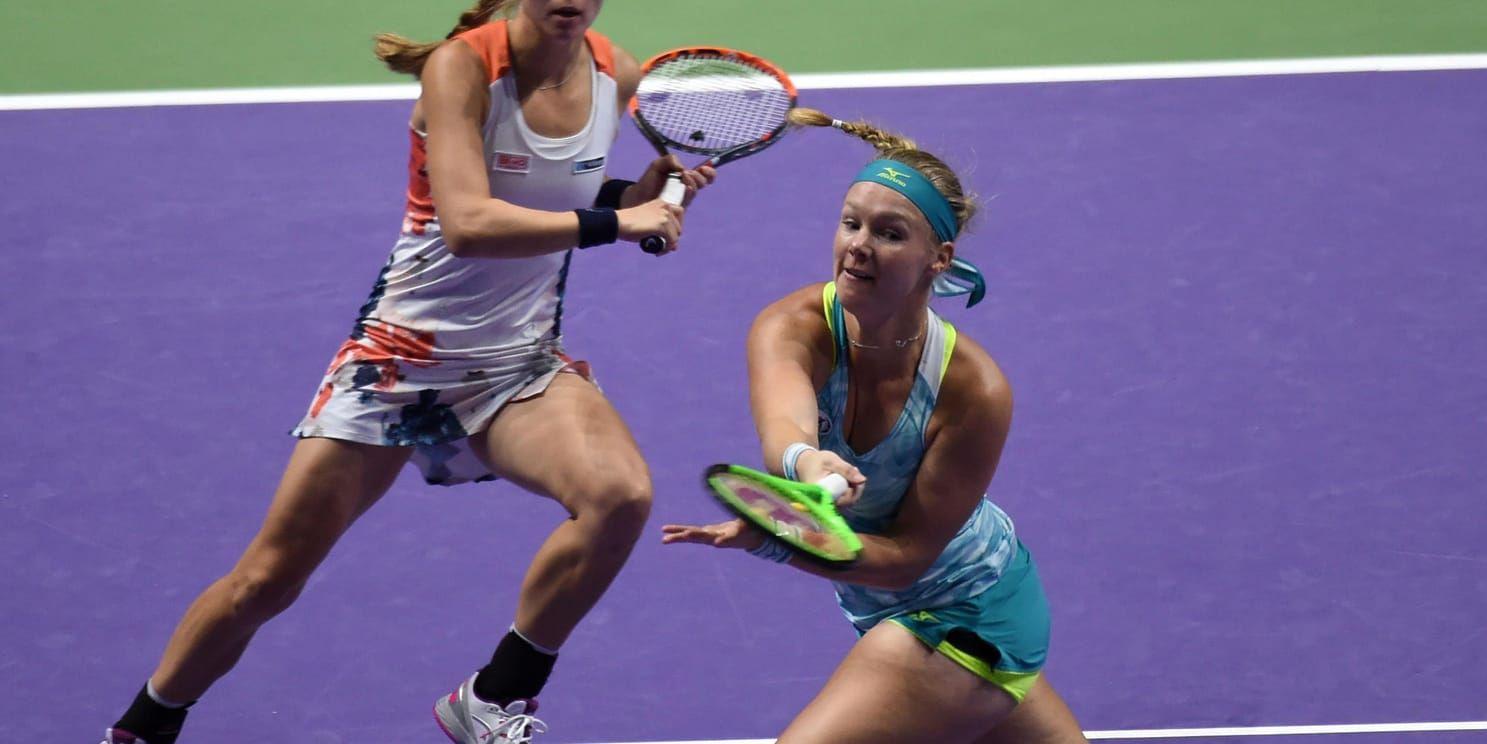 Johanna Larsson och Kiki Bertens under WTA-slutspelet i Singapore i oktober.