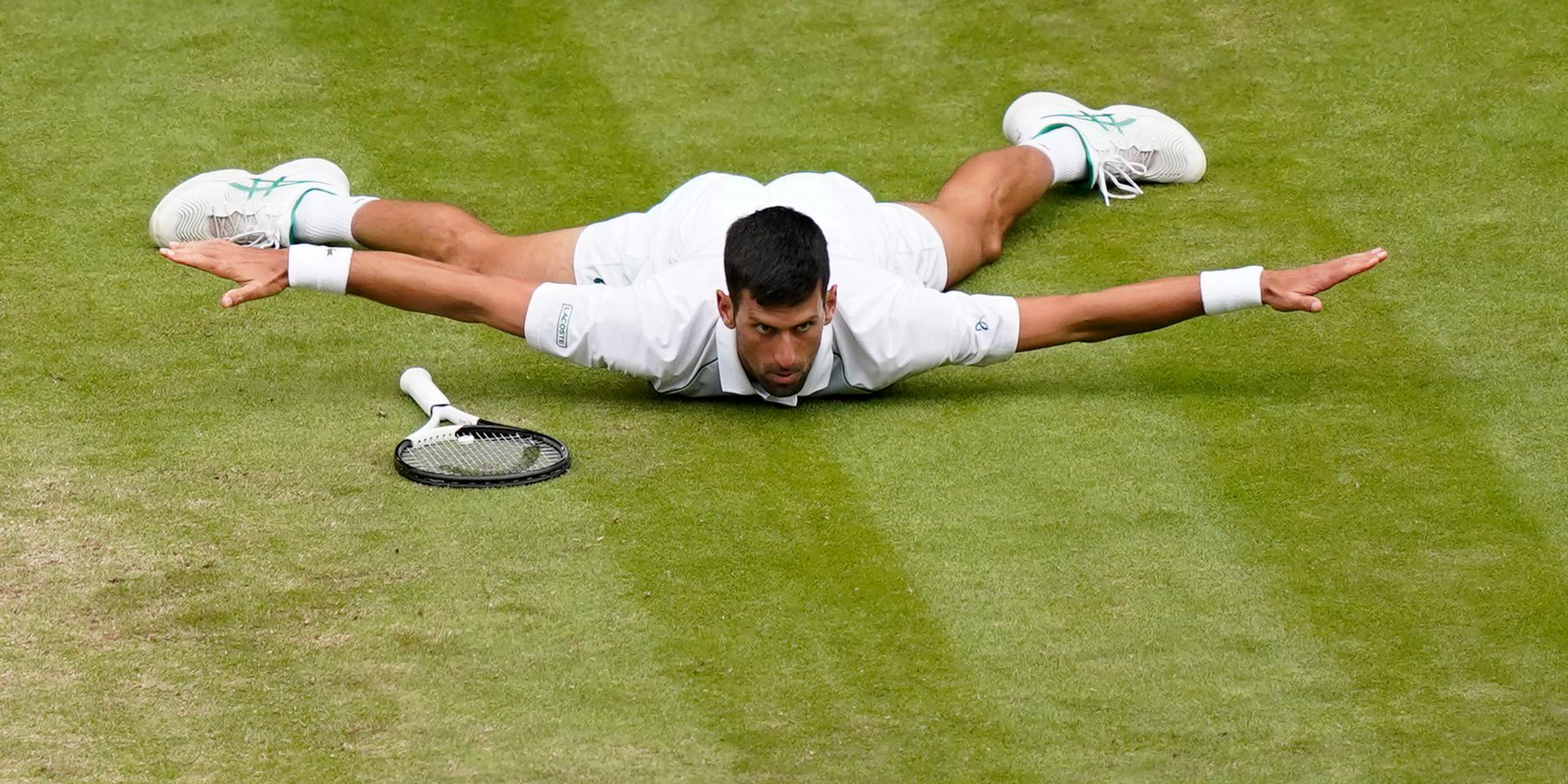 Novak Djokovic är vidare till semifinal i Wimbledon.