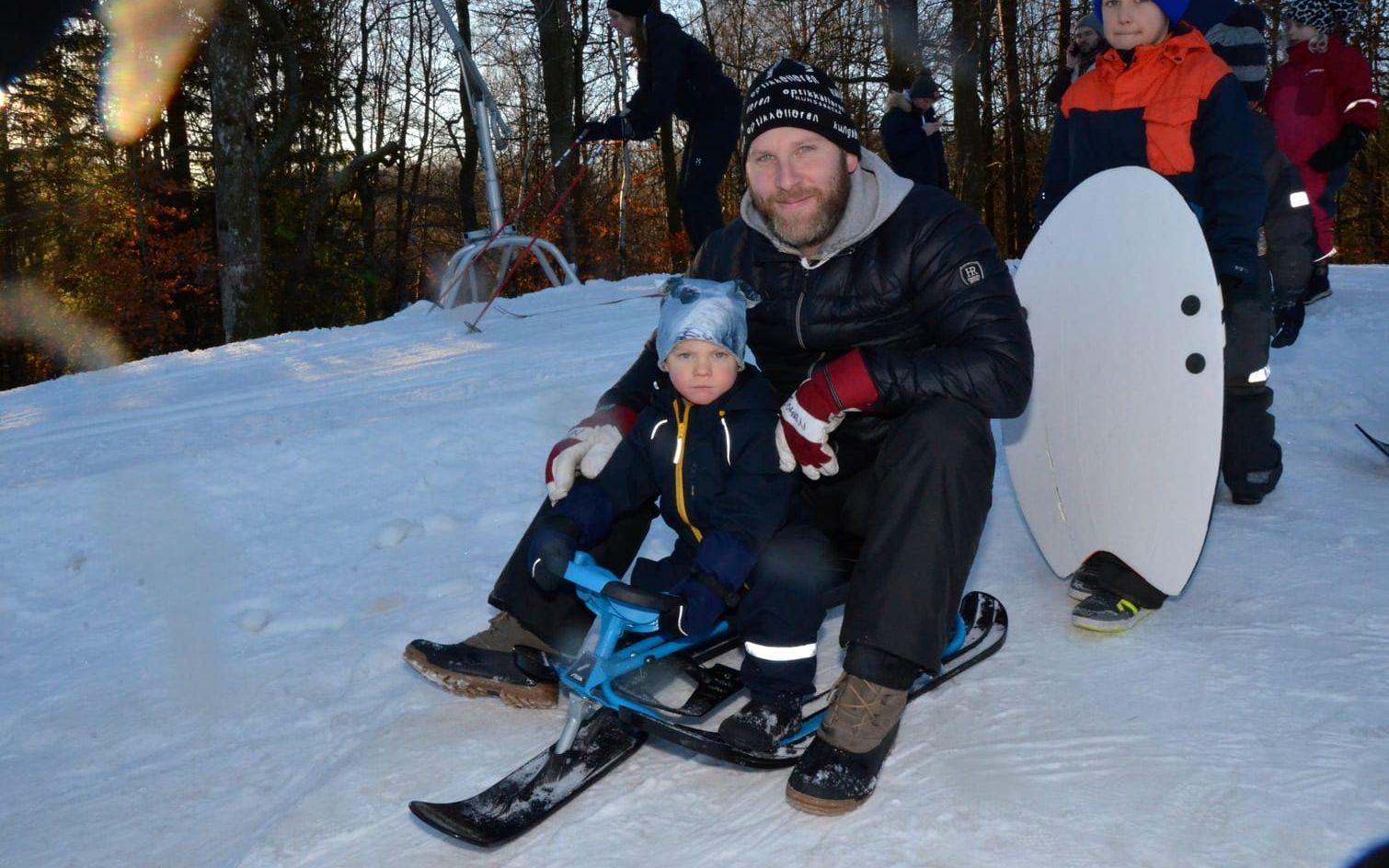 Från Värö. Johan Nordensson med sonen Sigge kom från Limabacka för att testa snölekplatsen.