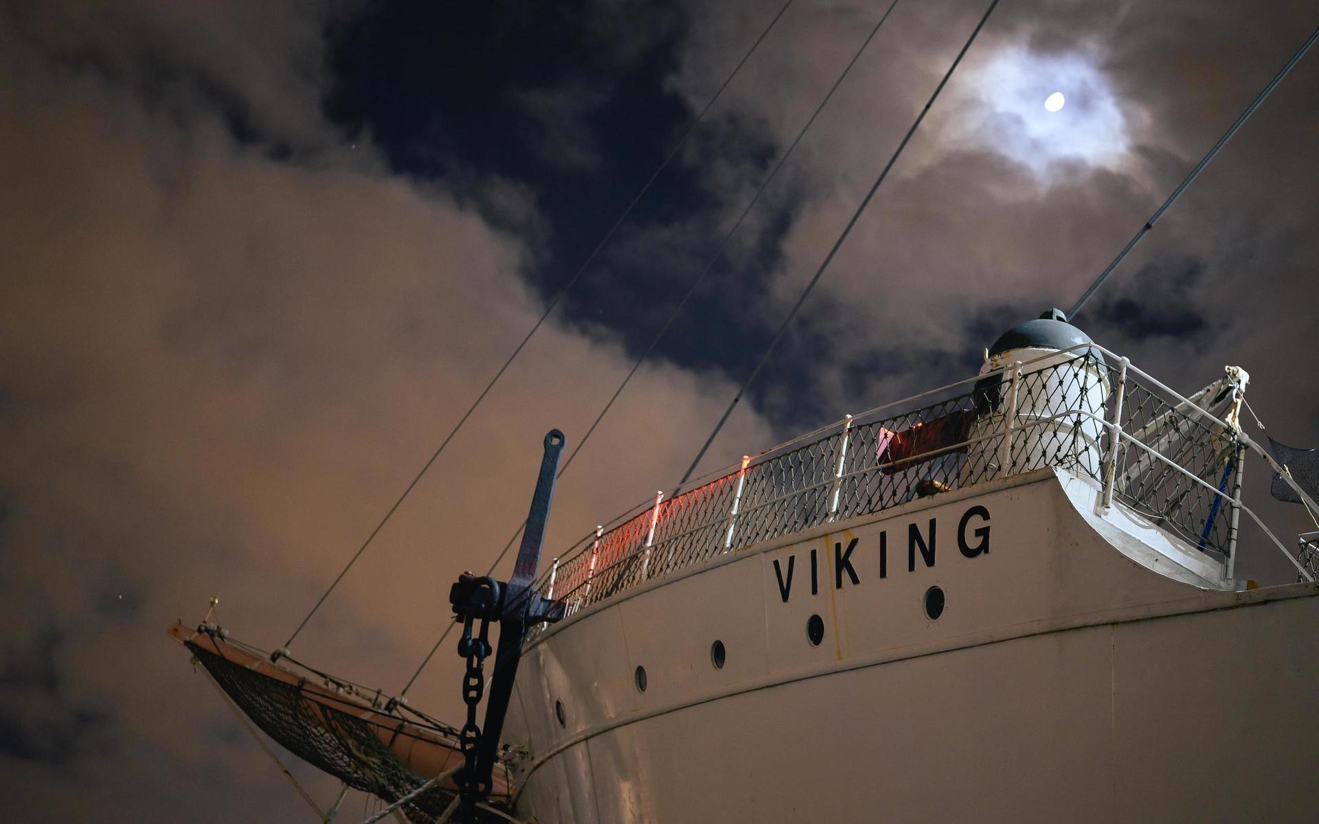 Så här såg det nu i natt när Barken Viking lämnade Göteborg för att läggas på varv i Falkenberg. 