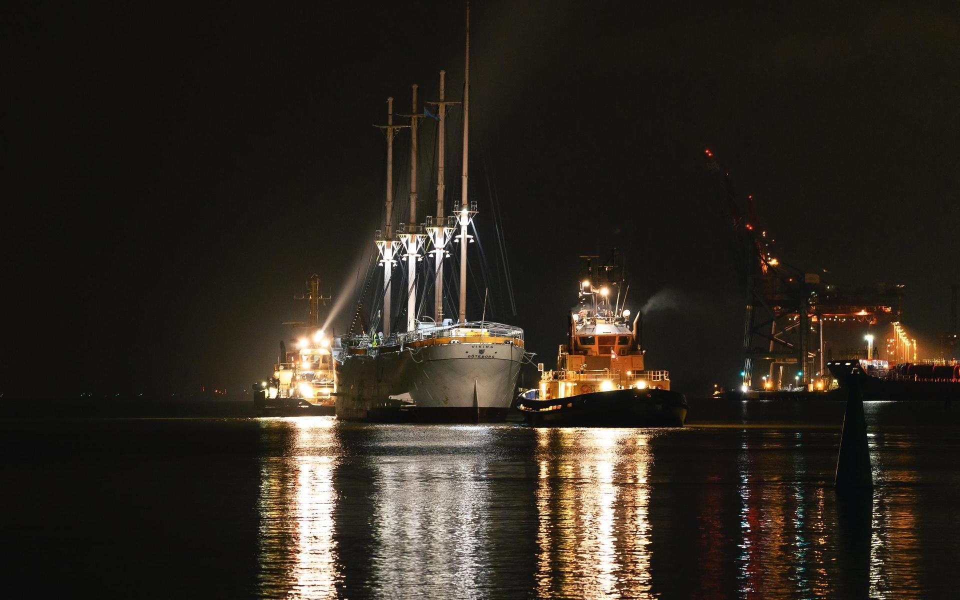 Så här såg det nu i natt när Barken Viking lämnade Göteborg för att läggas på varv i Falkenberg. 