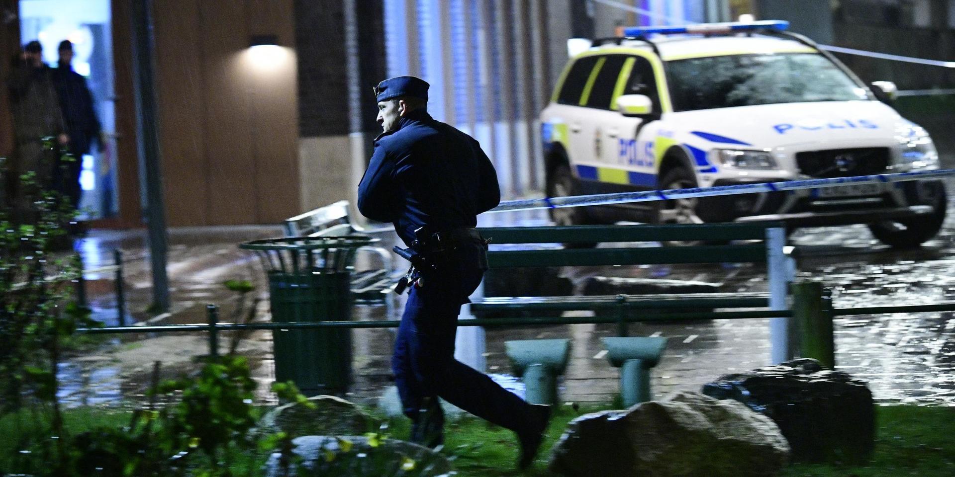 Polisen undersöker platsen där en man har skadats allvarligt i samband med skottlossning i Malmöstadsdelen Hyllie i mars i år. 