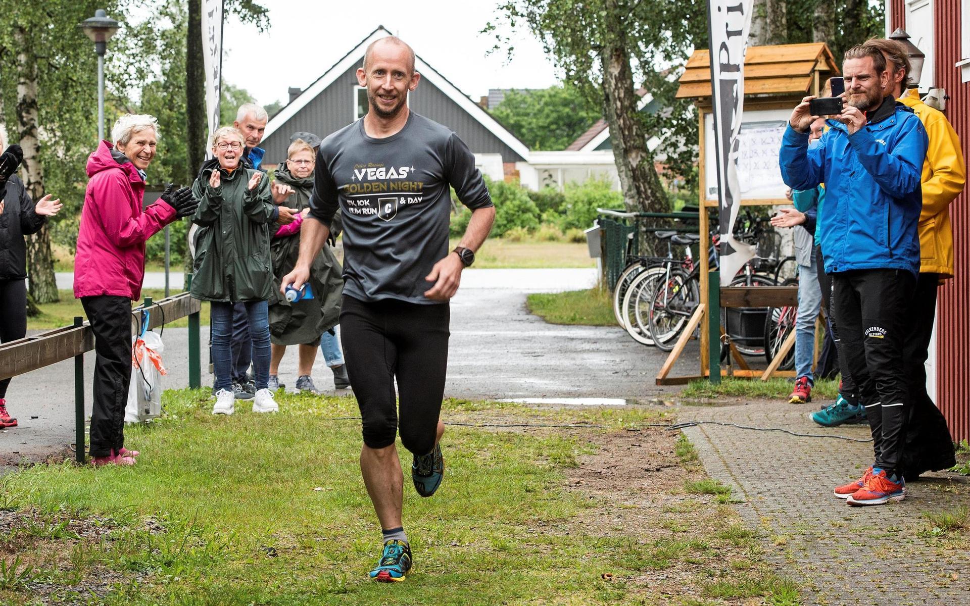 Henrik Bengtsson är ensam kvar av de falkenbergare som startade i Roadrunners Backyard Ultra. Nu tävlar han mot en löpare i Göteborg. 
