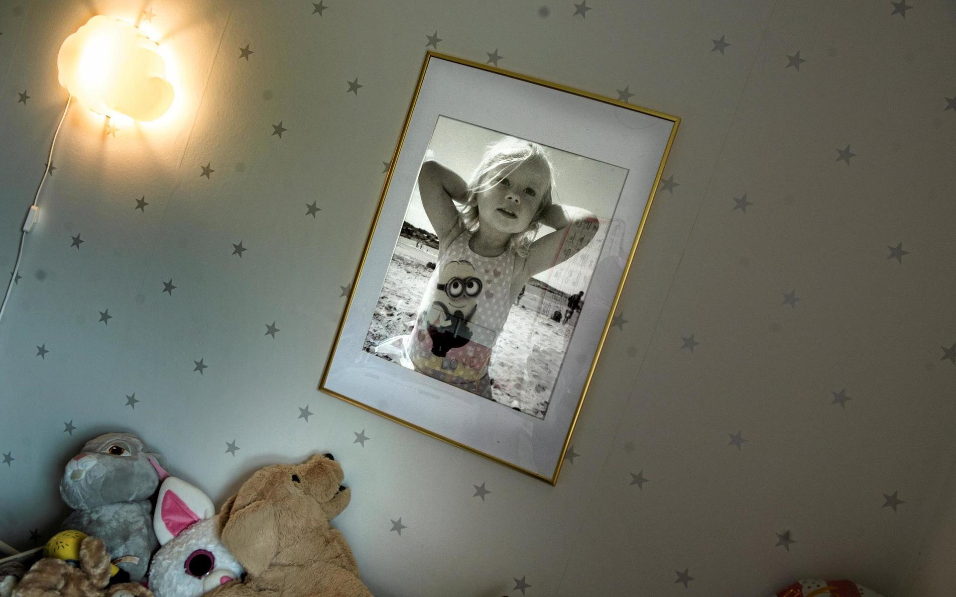 Bilden av Saga hänger över sängen i hennes gamla rum.