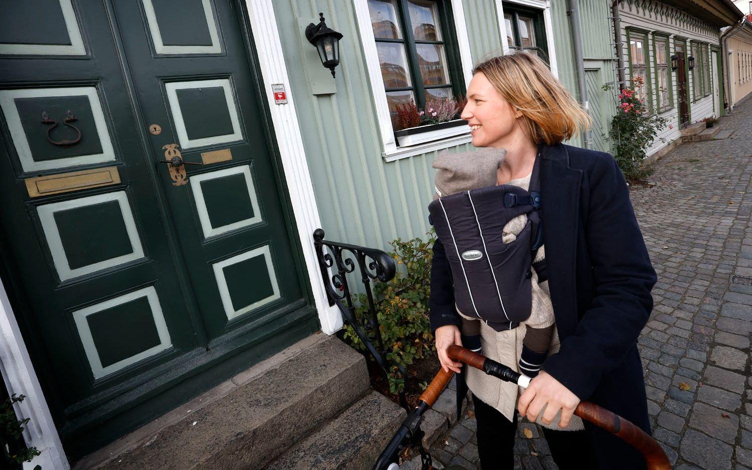 Maja Ödmann har funnit många vackra dörrar i Varberg sedan hon började gå på promenader med nyfödda dottern Max.
