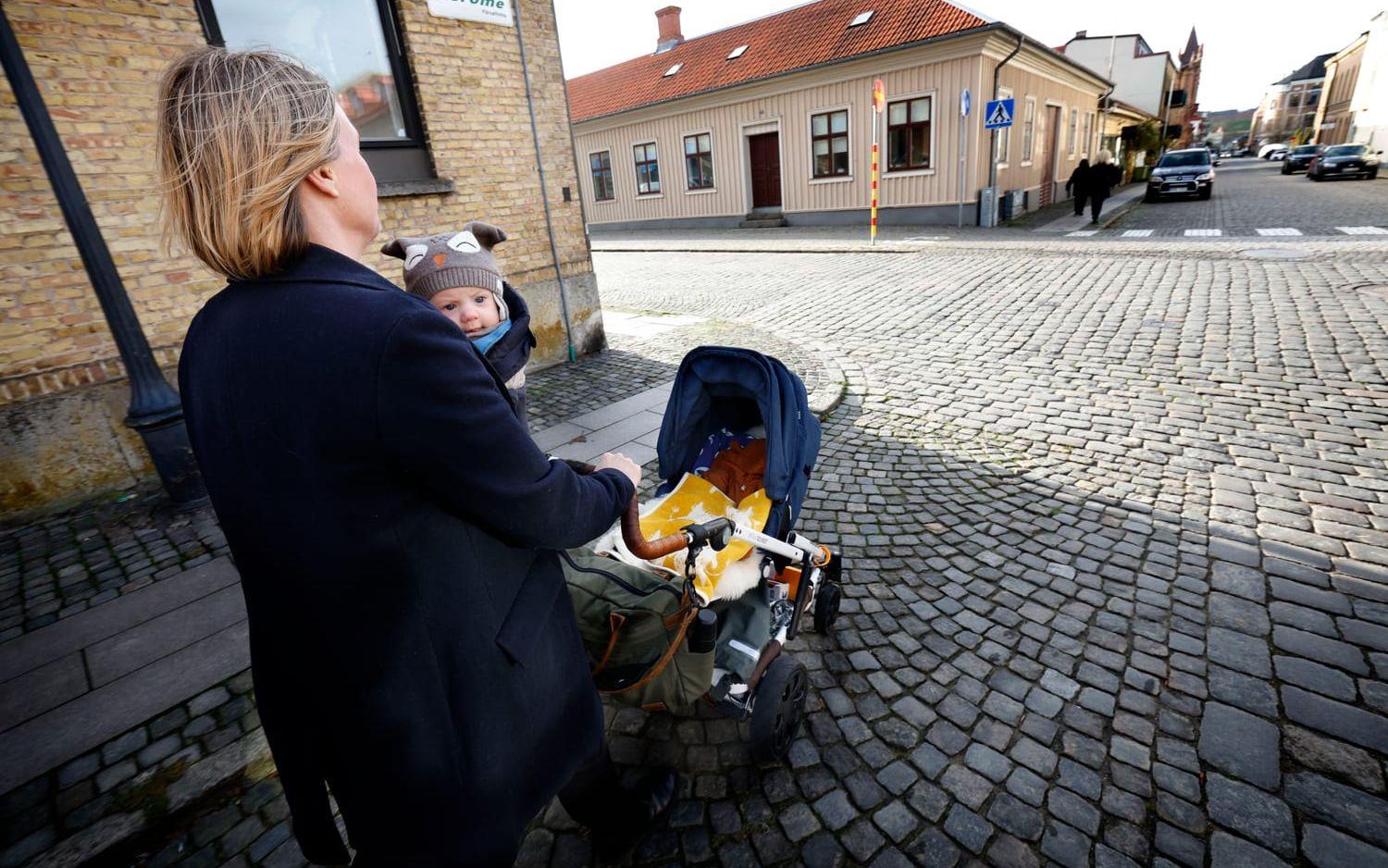 Maja Ödmann har tagit många promenader i Varberg sedan sonen Roy gick bort i slutet av juli.