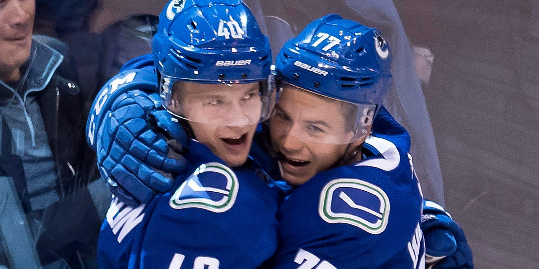 Vancouvers Elias Pettersson och Nikolaj Goldobin firar Goldobins mål, som den svenske NHL-debutanten spelade fram till.