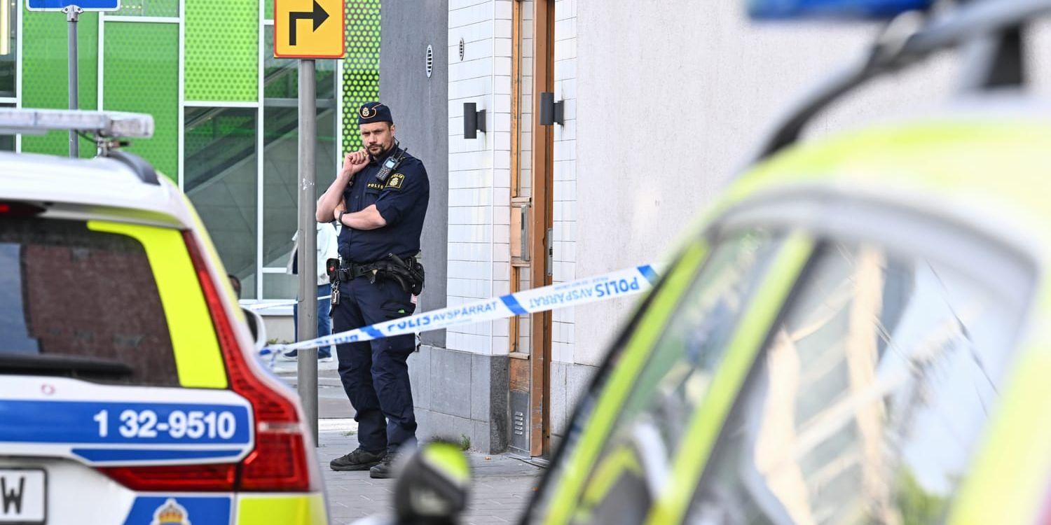 Polisen utreder ett knivmord i närheten av Älvsjö station.