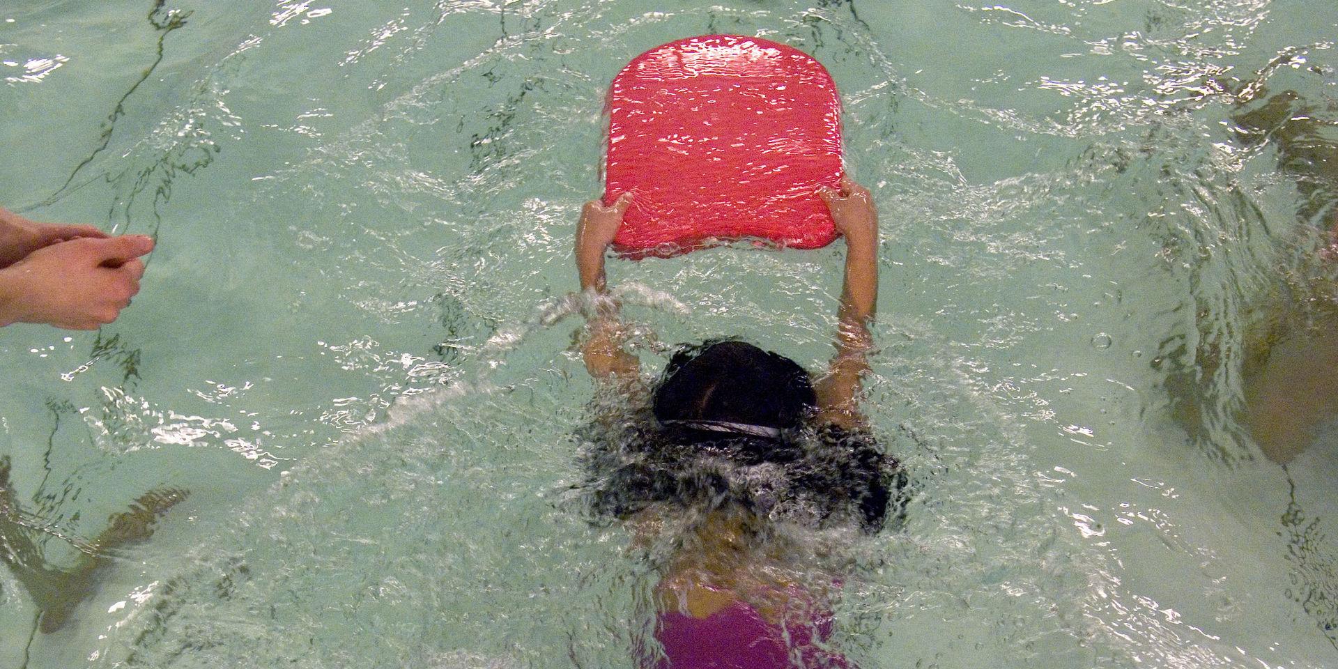 Vilken annan aktivitet lär barnen simma? Ska dom träna torrsim? undrar insändarskribenten.