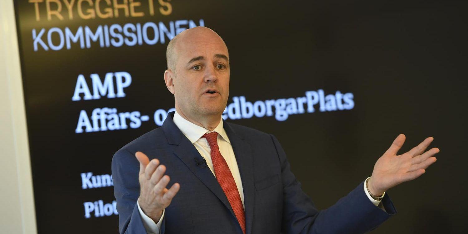Trygghetskommissionens ordförande Fredrik Reinfeldt presenterar kommissionens första rapport under en pressträff i Stockholm, där man vill se en modell med en organisation som får ansvar för exempelvis ett torg.