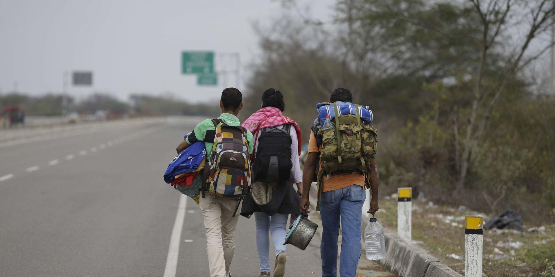 Venezuelanska migranter vandrar längs en motorväg på väg mot Perus huvudstad Lima. Arkivbild. 