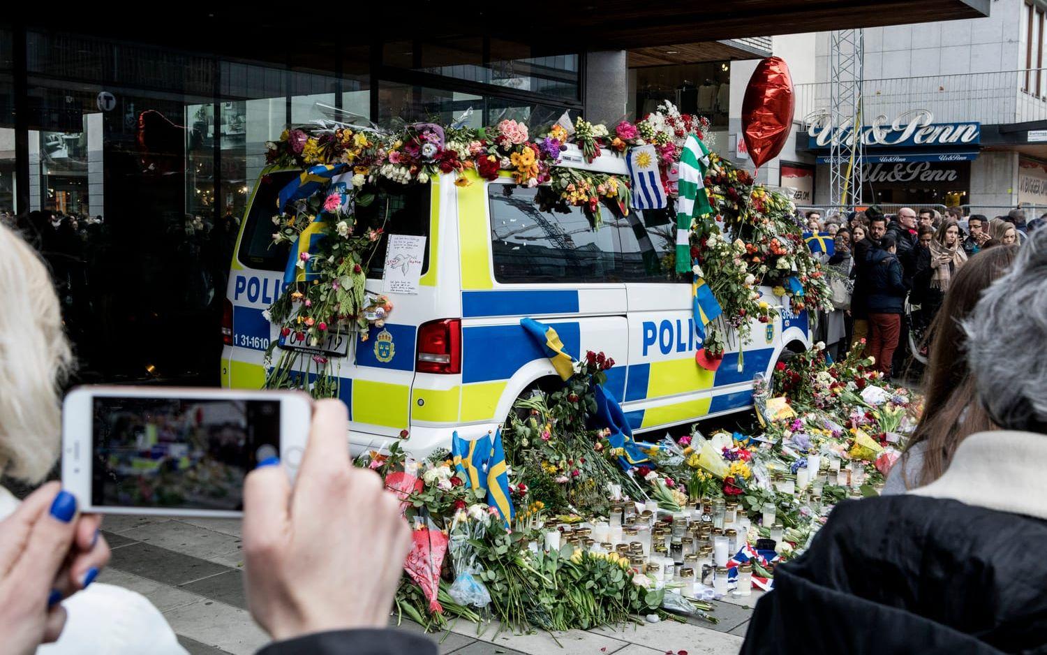 Polisen blir överröst med kärlek. Foto: TT

