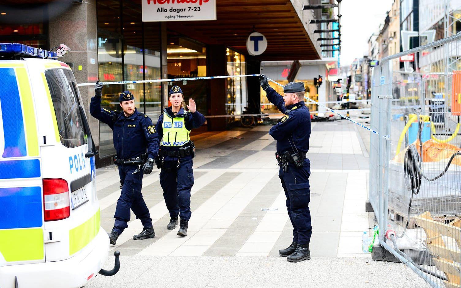 Dagen efter attentatet i centrala Stockholm var området kring mordplatserna fortsatt avstängt för teknisk undersökning. FOTO: Stefan Berg
