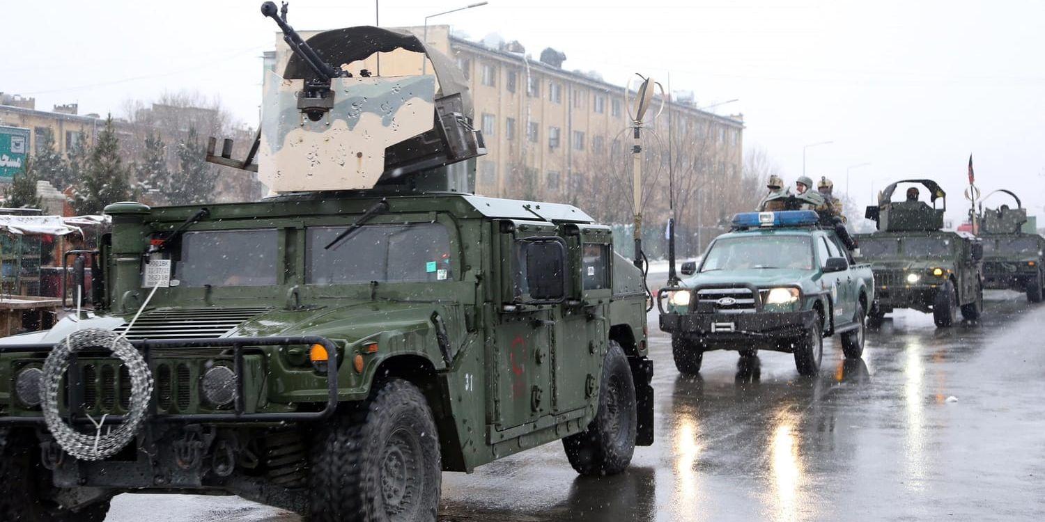 Säkerhetsstyrkor anländer till platsen efter attacken mot Marshal Fahim-akademin i Kabul, Afghanistan.