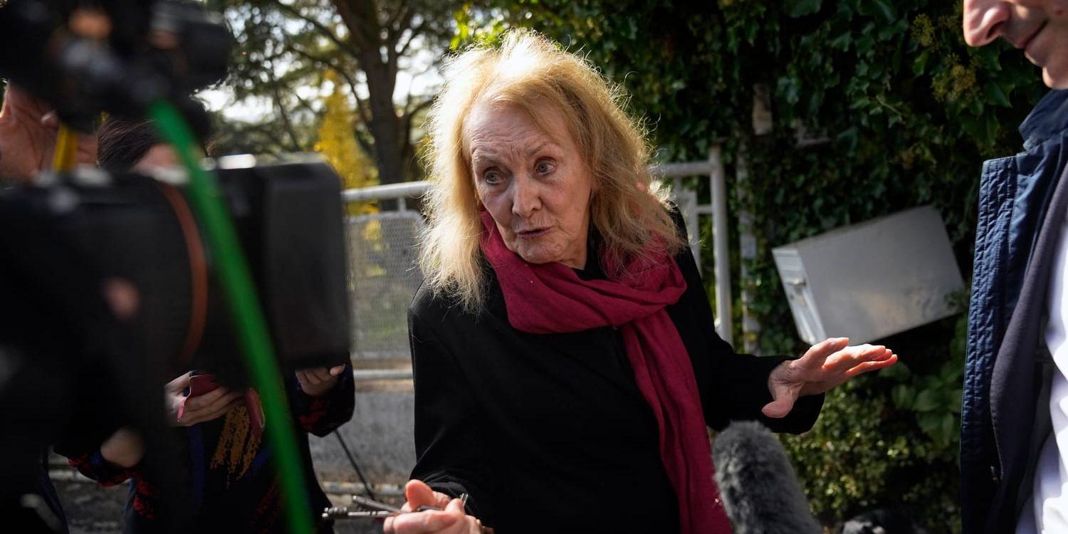 Annie Ernaux utanför hemmet i Cergy-Pontoise nära Paris efter att hon fått veta att hon tilldelas Nobelpriset i litteratur.