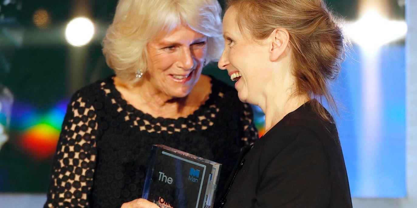 Camilla Parker Bowles, hertiginnan av Cornwall, delar ut förra årets Bookerpris till Anna Burns, som vann priset för romanen "Milkman". Arkivbild.