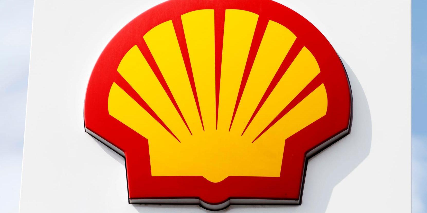 Shell blir först ut bland bensinkedjorna med att helt stoppa möjligheten att betala kontant efter tankning. Arkivbild.