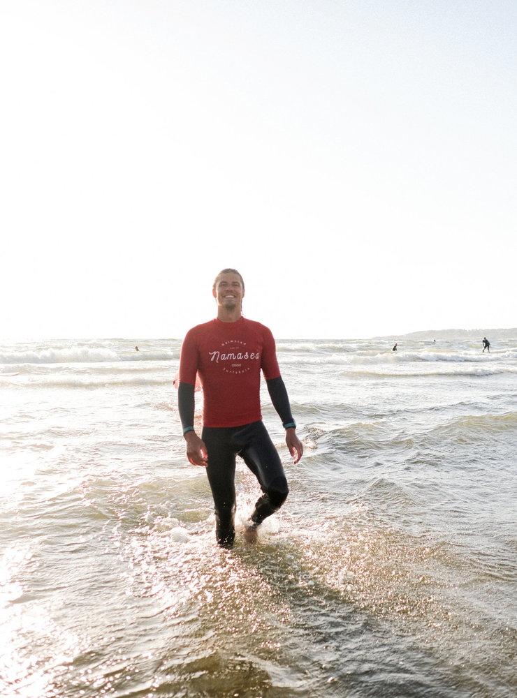 Alex är uppvuxen i Båstad och lärde sig surfa på Bjärehalvön. I dag är han 31 och har jagat vågor över hela världen.