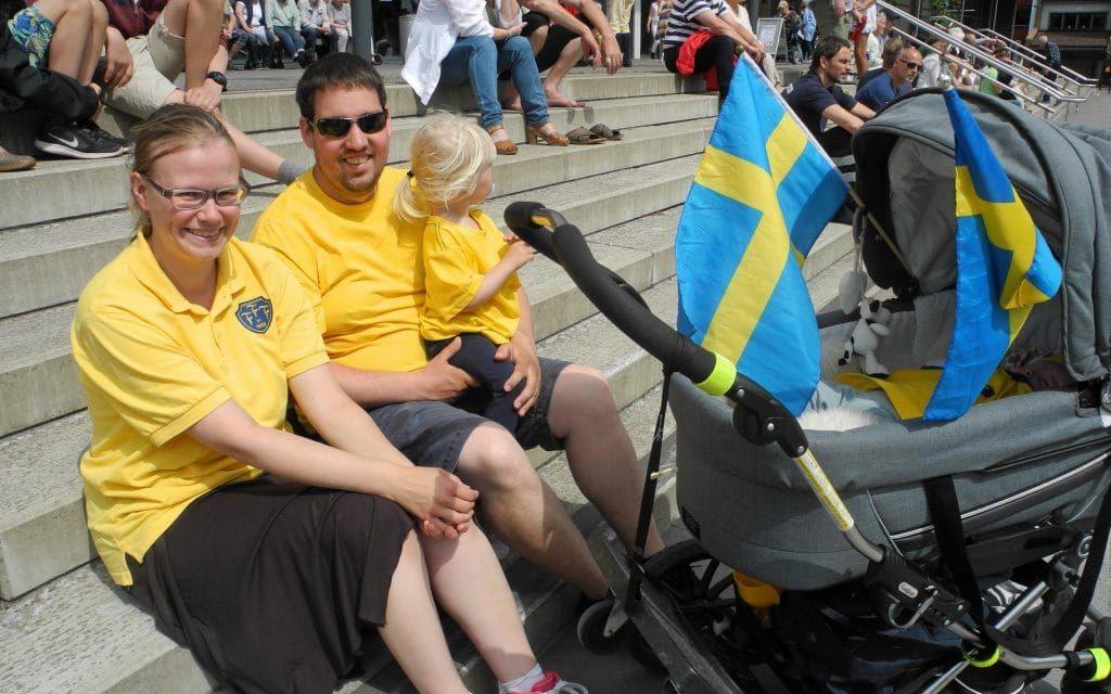 Familjen Herrström bestående av Sara, Robert, Molly (och Wilma i barnvagnen). "Jag vill ha det som i Norge där det är folkligt, mysigt och något som verkligen alla får vara med på. Jag hoppas att det blir mer folkfest", säger Sara. BILD: Matilda Carlström