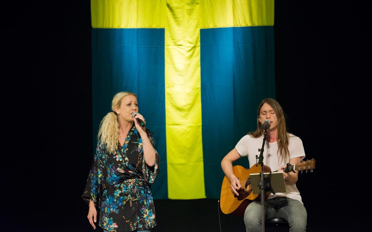 Hannah Svensson framförde sin falkenbergshyllning "Staden vid havet" tillsammans med gitarrist Benjamin Önnhed. BILD: Jonatan Bylars