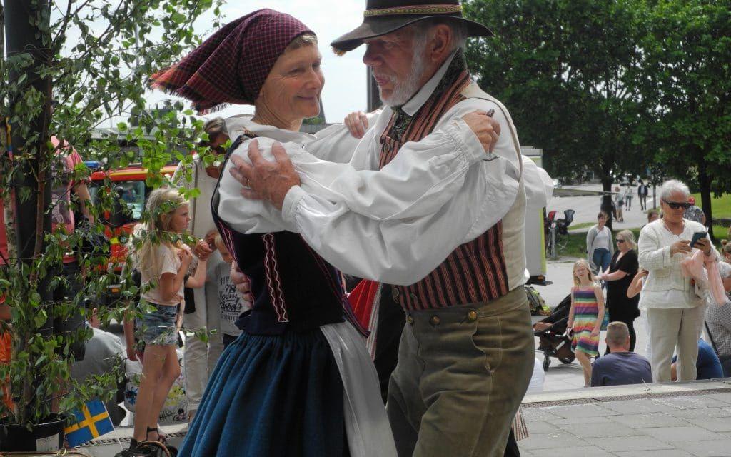 Folkdanslaget Falkringen dansade tradionella danser. BILD: Matilda Carlström