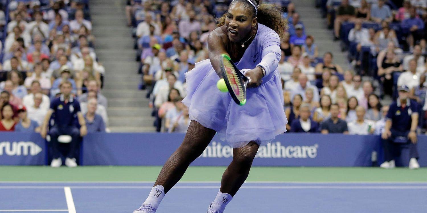 Serena Williams kommer att möta sin syster Venus i sin nästa match i US Open. Här i matchen där hon besegrade Carina Witthoeft.