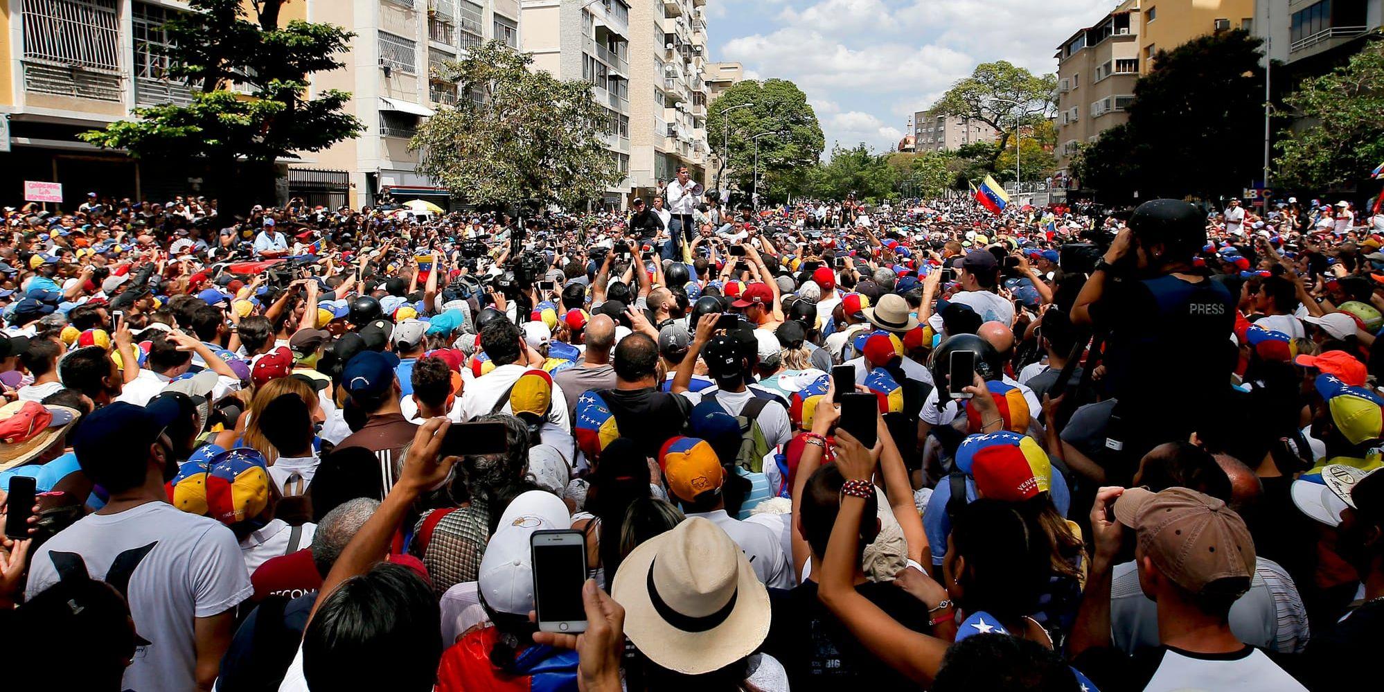 Elavbrotten i Venezuela fortsätter – liksom kampen om makten i landet. Här talar oppositionsledaren Juan Guaidó till anhängare under lördagens demonstrationer i Caracas.