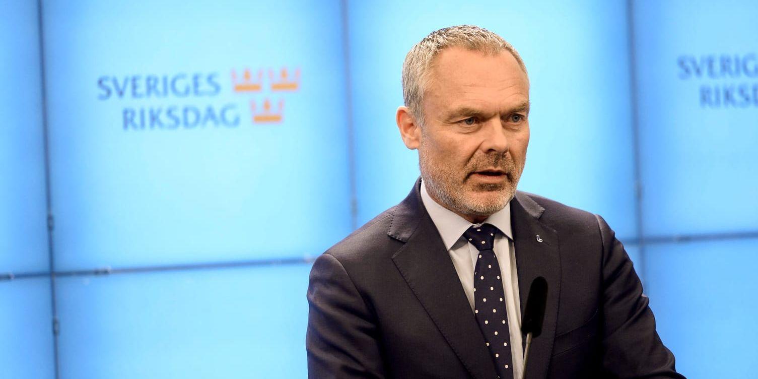 Liberalernas partiledare Jan Björklund meddelar att partiet är berett att släppa fram en S-ledd regering om den accepterar en rad krav.