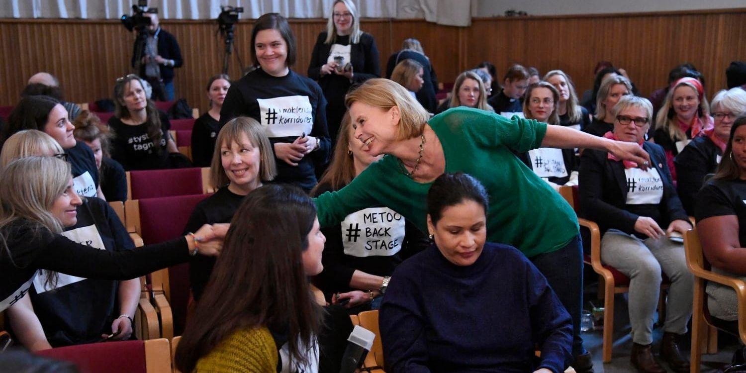 Representanter från 65 metoo-upprop lämnar över en gemensam kravlista till jämställdhetsminister Åsa Regnér (S).