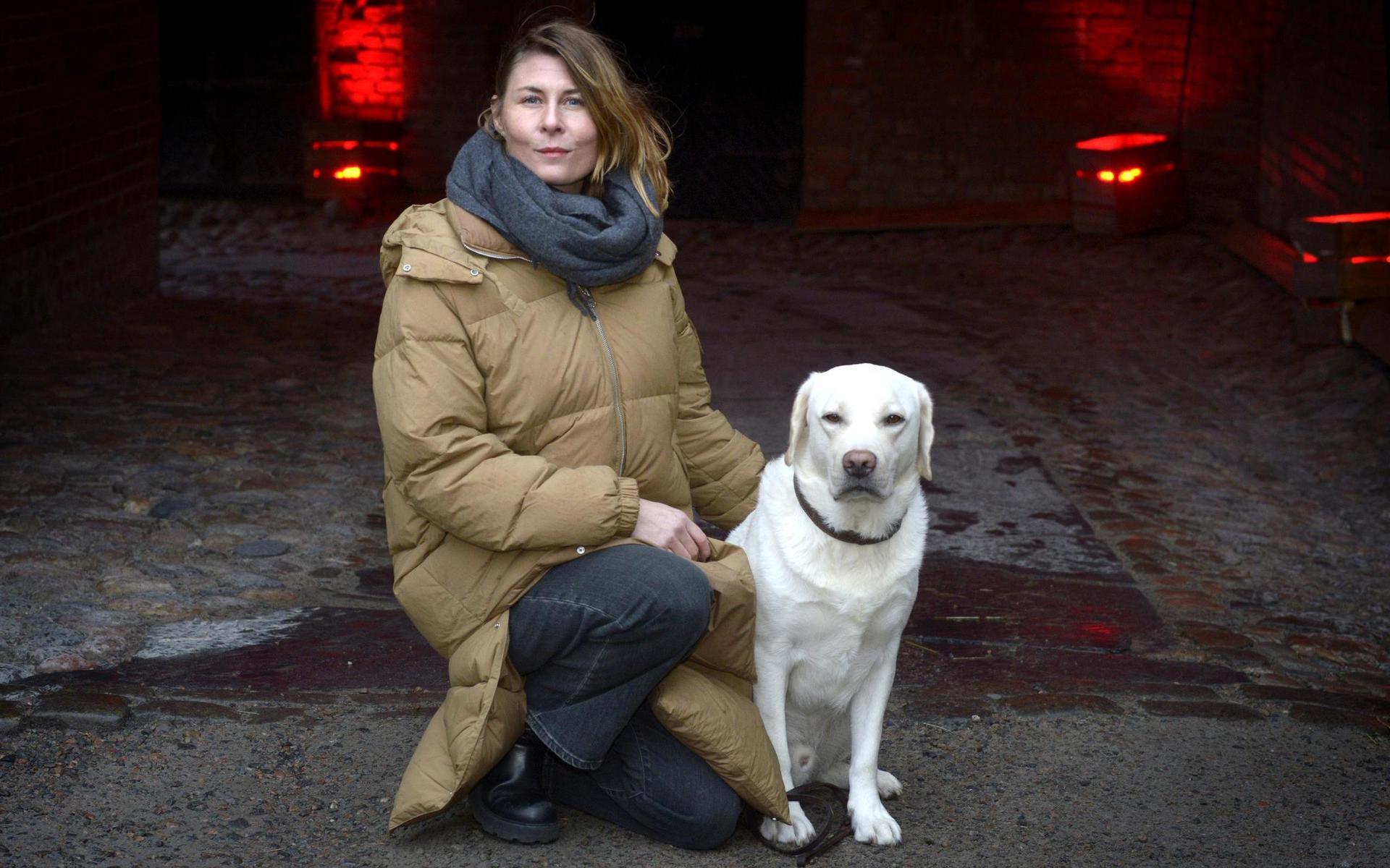 Influencern Kristin Krickelin Lagerqvist och hunden Boris. 
