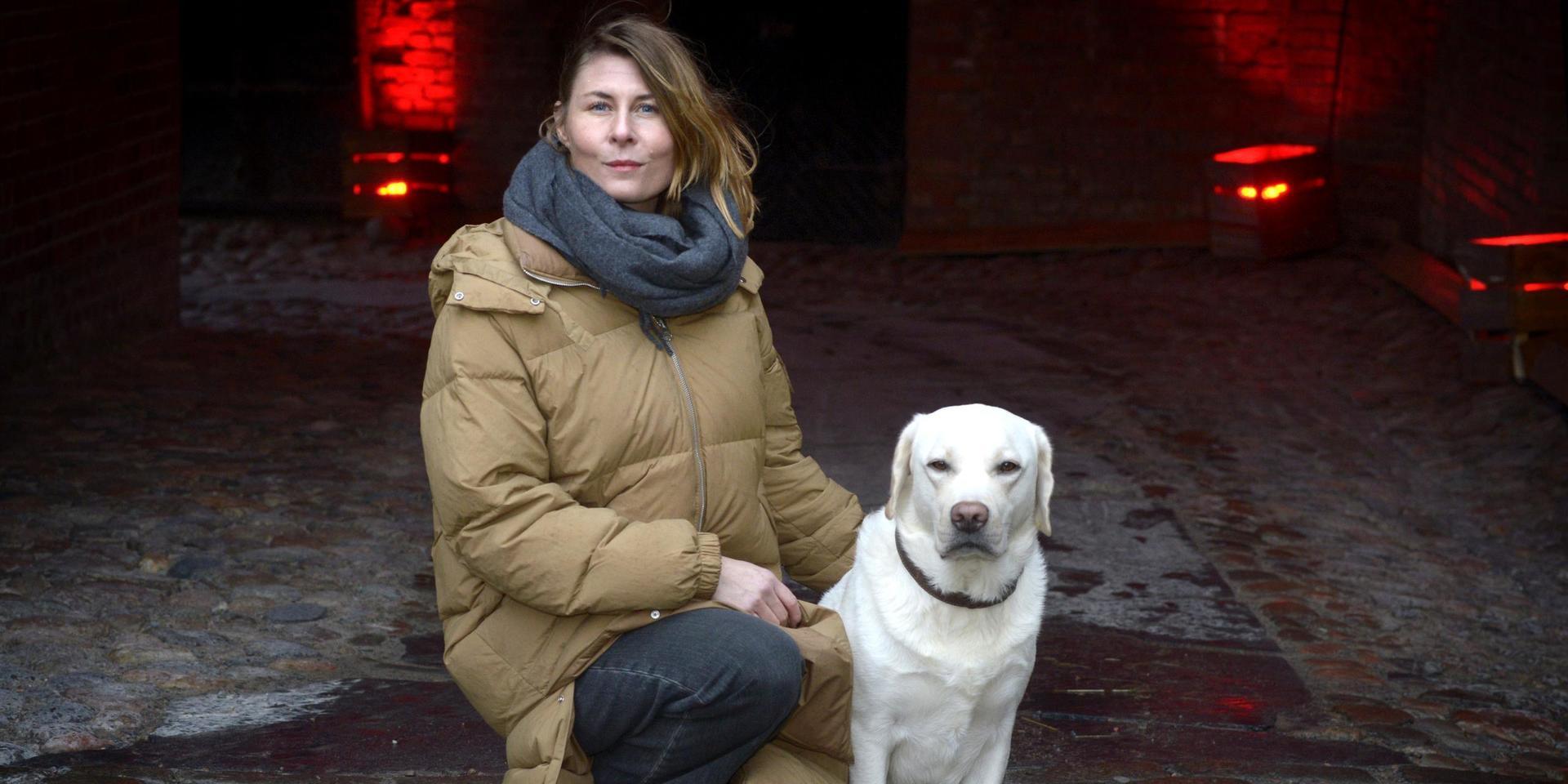 Hundar ställer inga krav och förväntar sig inga prestationer tycker influencern Kristin ”Krickelin” Lagerqvist.