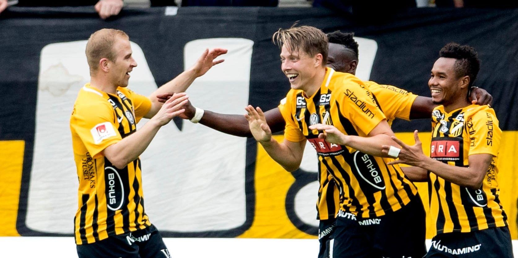 Viktor Lundberg jublar efter sitt 2–0-mål för Häcken mot Dalkurd. Kari Arkivuo, Alhassan Kamara (skymd) och Nasiru Mohammed gratulerar.