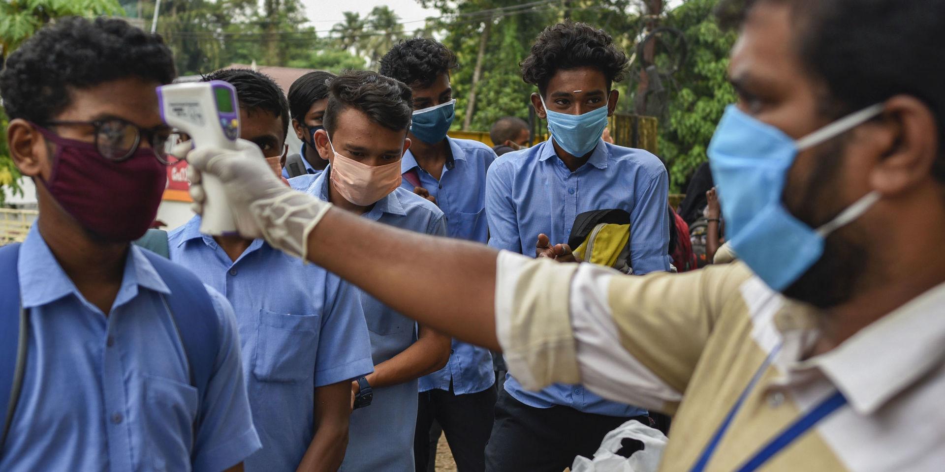Elever kontrolleras innan de sätter sig för att skriva ett viktigt prov i Kochi, Kerala.