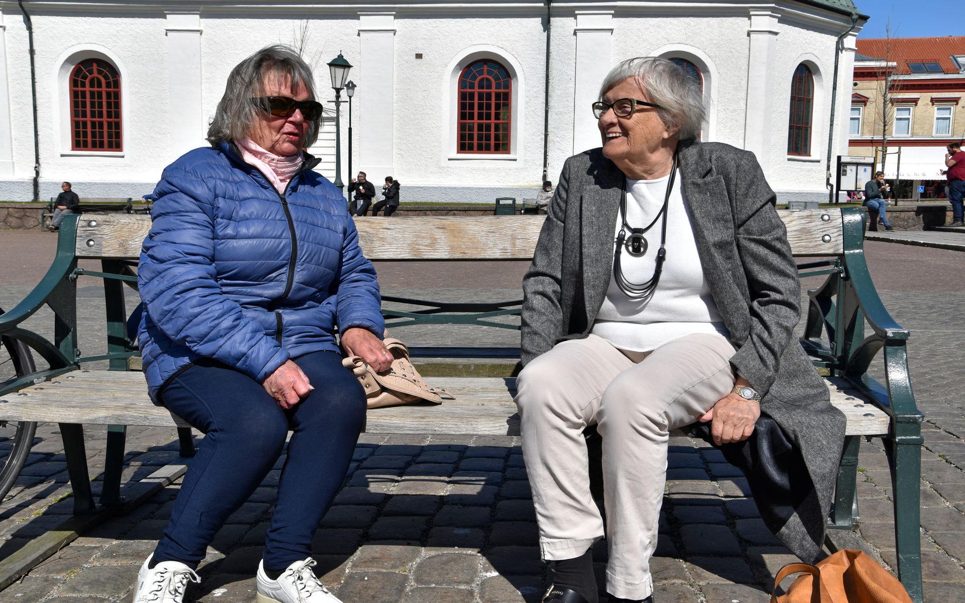 Inger Samuelsson, Håsten och Margaretha Näslund, centrala Varberg: – Vi tänker på alla som är ensamma nu. De som inte kommer ut och inte har någon som hälsar på - dem vill vi hälsa till. 