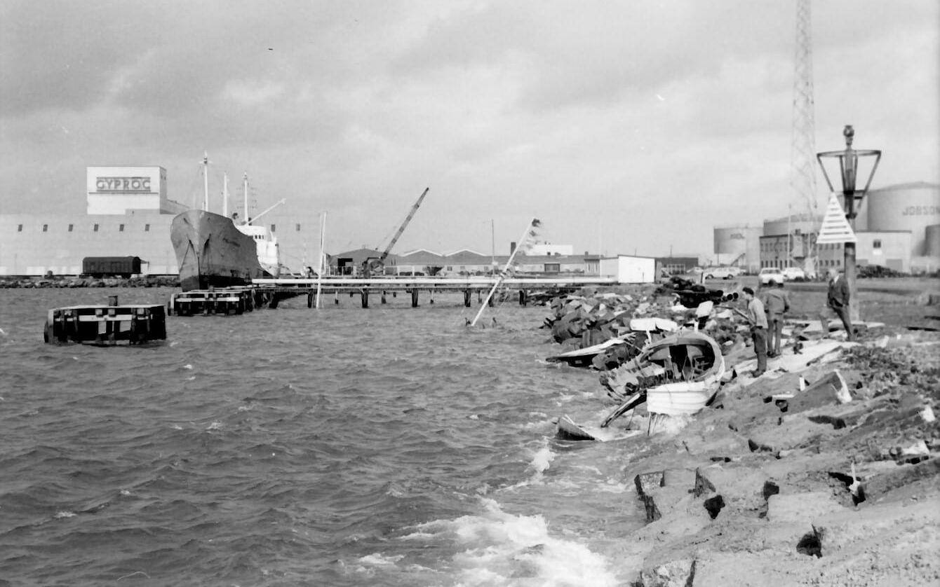 Oljehamnen i Varbergs hamn. Bilden är tagen någon gång efter att Gyproc kom till, alltså sent 1950-tal eller tidigt 1960-tal. Observera att kajen inte var helt utbyggd när bilden togs.