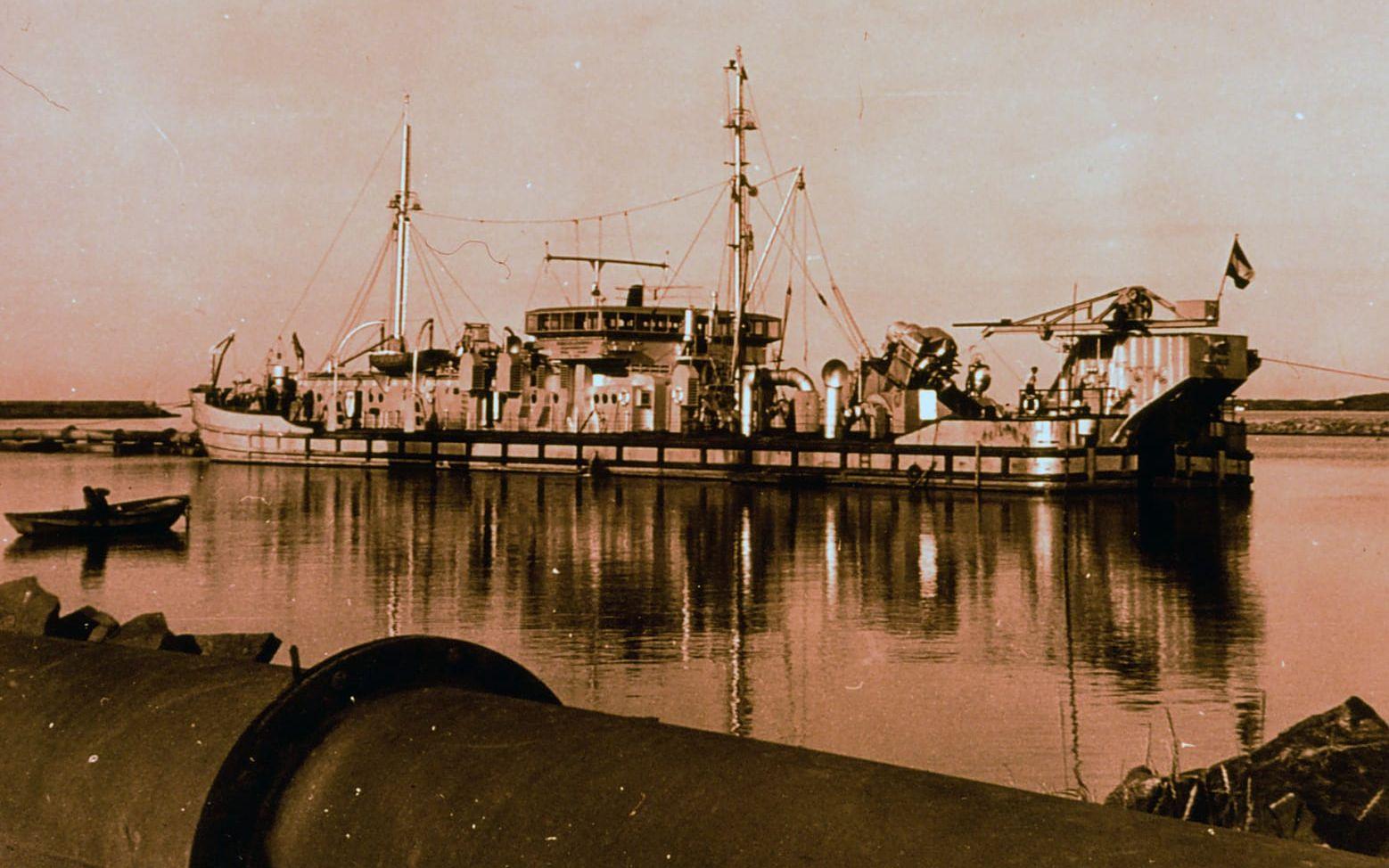 Mudderverket Brazil från Holland användes i Varbergs hamn 1956.
