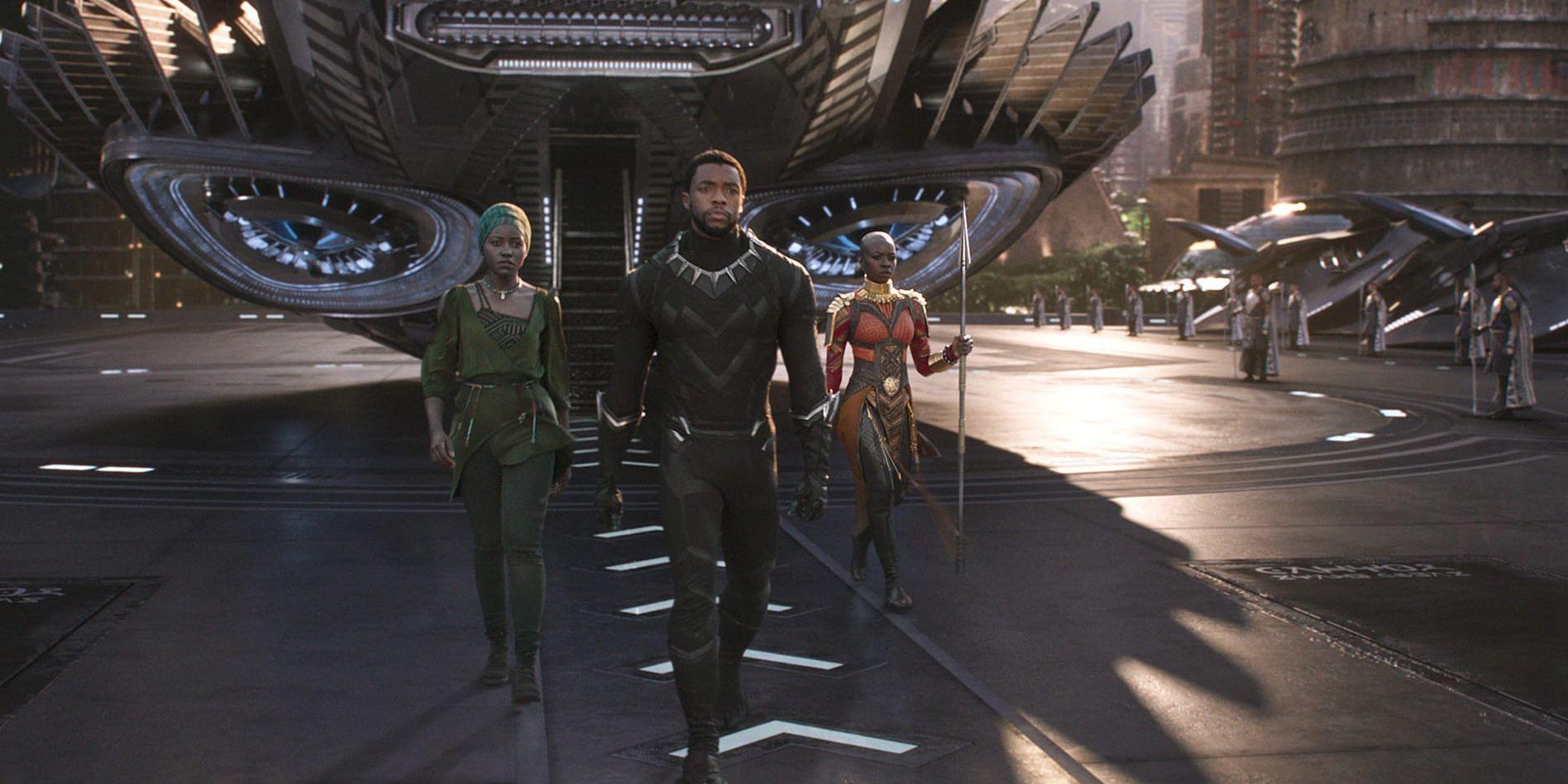 Spionen Nakia (Lupita Nyong'o), kung T'Challa (Chadwick Boseman) och Okoye (Danai Gurira) kämpar tillsammans för Wakanda i "Black Panther". Pressbild.