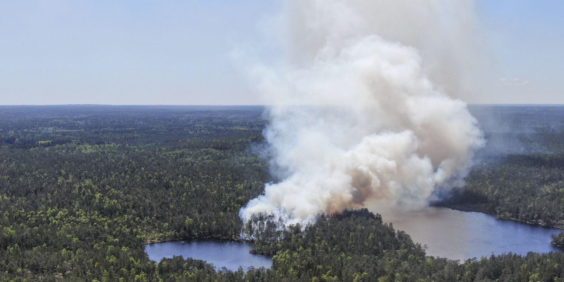 Fyra helikoptrar sattes in under eftermiddagen för att bekämpa skogsbranden i Svartjöns och Paradisets naturreservat, söder om Stockholm. 
