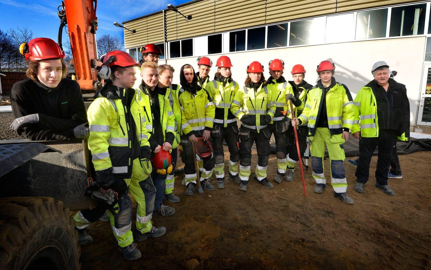 Framtidens byggarbetare. Treorna på PS-gymnasiet kommer inom några veckor att vara duktiga golvläggare. Bild: Annika Karlbom