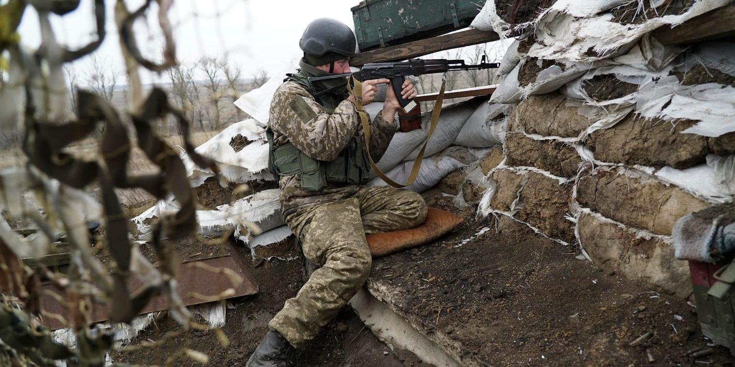 En ukrainsk soldat nära frontlinjen där proryska separatister bekämpats i kriget i östra Ukraina.