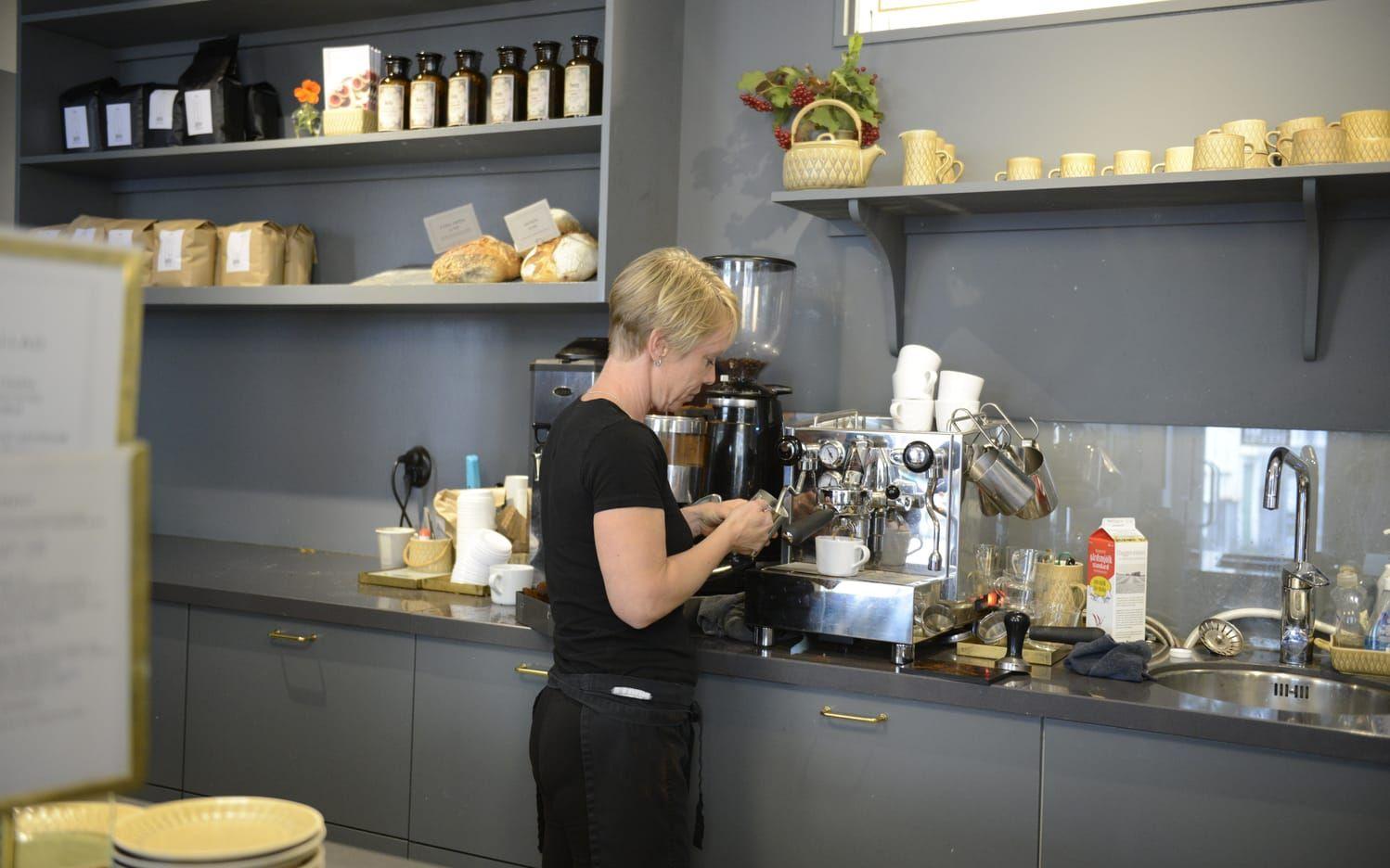 Ann-Sofie Lönnberg vid kaffemaskinen.