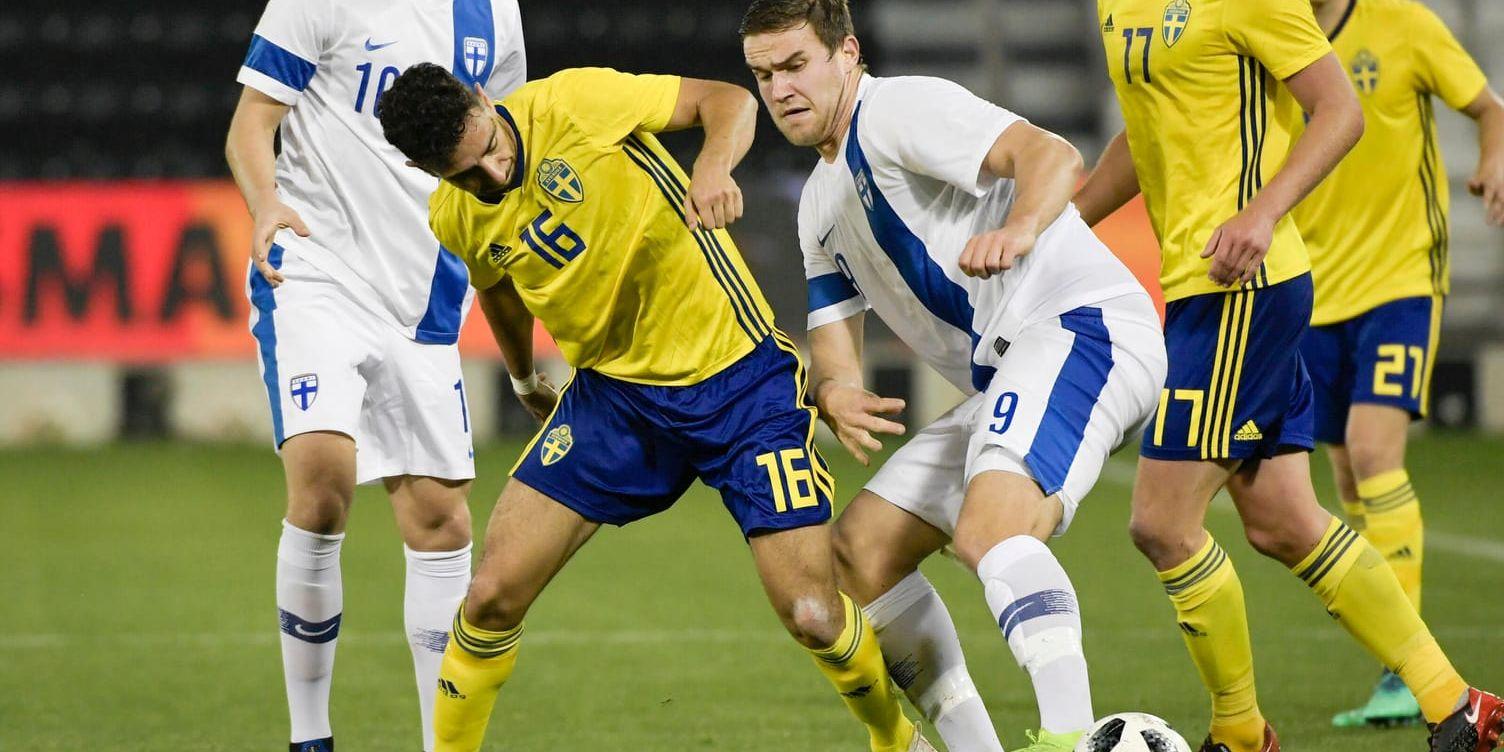 Sveriges Daleho Irandust i duell med Finlands Eero Markkanen. Den sistnämnde gjorde matchens enda mål i Doha – den förstnämnde hade Sveriges klart bästa chans, men missade.
