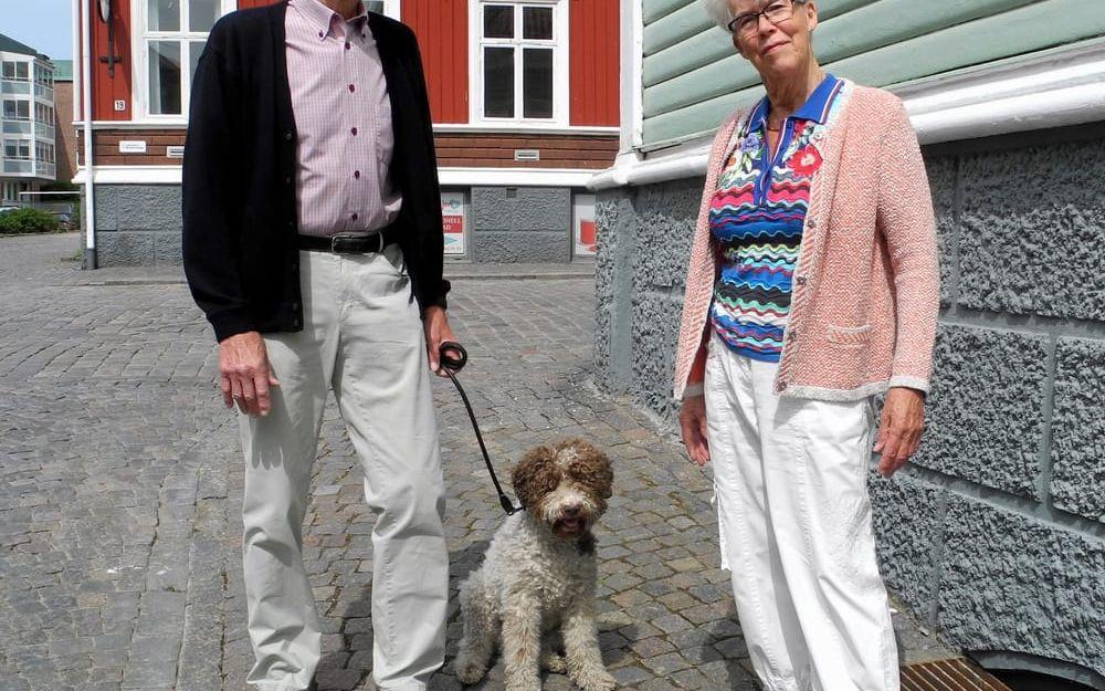 Karin och Bengt Skarlöv (med Selma), pensionärer, Falkenberg "Ibland brukar vi fira på Sannagården i Vinberg. Det kan bero lite på vädret. Den här gången får vi besök så det blir inget firande i år. Men när vi bodde i Vinberg brukade vi flagga på nationaldagen." Bild: Mårten Samuelsson