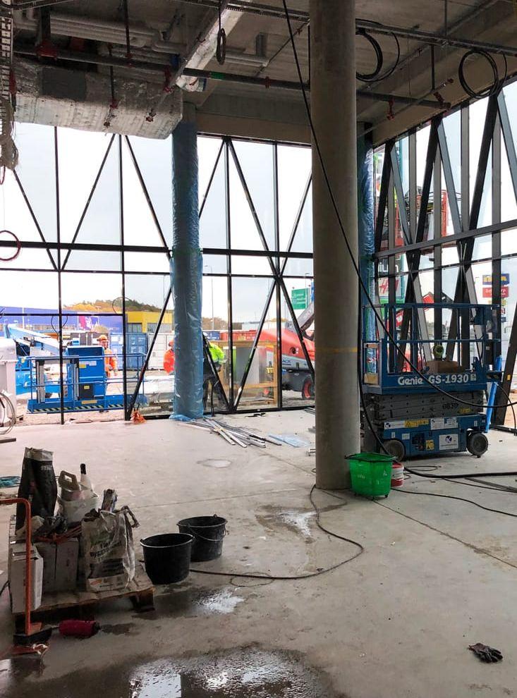 
     Stora glaspartier möter kunderna när nya Stora Coop står färdigt 2020. 
   