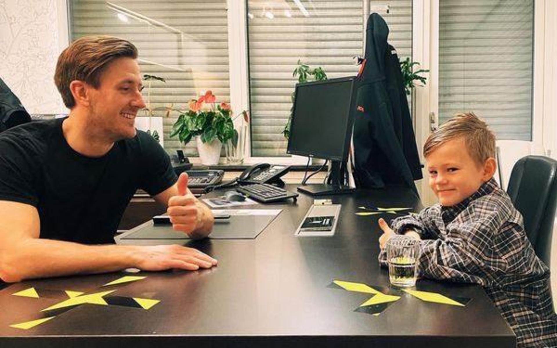 Victor Andersson håller en anställningsintervju med sjuårige Malte Palmin.