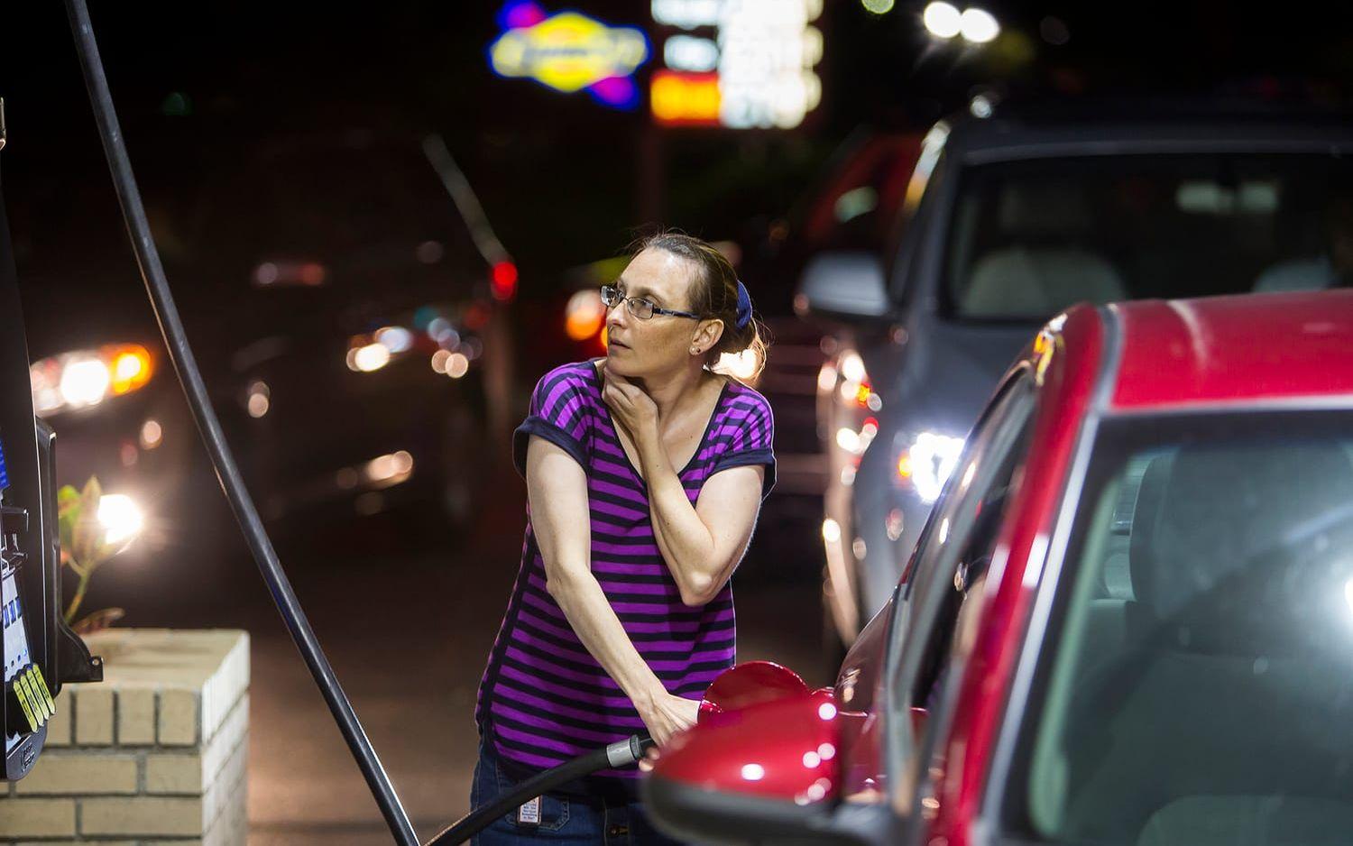 Beth Johnson fyller på bensin efter att ha köat länge vid tankstationen i Mount Pleasant, South Carolina. Orkanen Matthew väntas dra in över South Carolinas kust under helgen. Foto: Mic Smith