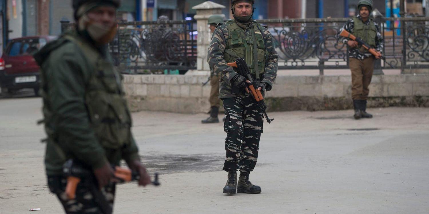 Indiska paramilitära polisstyrkor står vakt i staden Srinagar i den indiskkontrollerade delen av Kashmir.